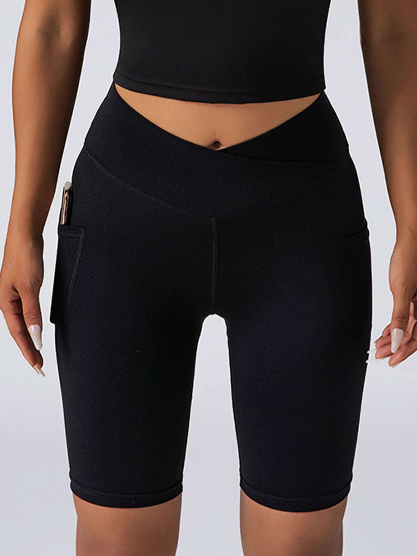 Seamless high waist black biker shorts for women with pockets, ideal for yoga, gym, and workouts.